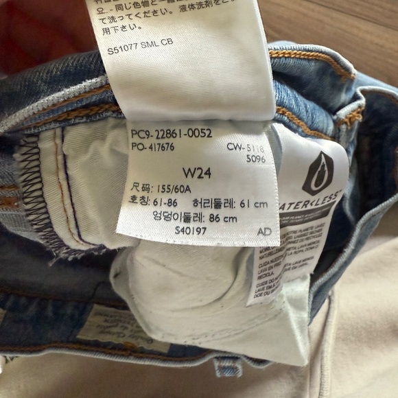 Levi’s | 24 Wedgie Fit Straight Jeans – Light Blue Wash - Picture 7 of 10